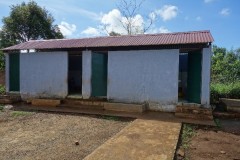 トイレ建設 　現在ベトナムの学校ではトイレがない学校や設備がそろってない学校が多く社会問題になっております。この小学校も先生用のトイレ（便器なし）はありますが、子どもたちは茂みの中で用を足す状態です。衛生面と教育上のことを考えトレイを建設しました。ただ、この地域の家にはトイレがなく、まず、使い方を指導して、子どもたちが使えるようになるか？大きな課題です。