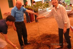 木を植えました。　ホエ先生とトゥーさん（青葉奨学会） 　日陰がないので、木を植えて涼しい場所を作り子どもたちが遊べるようにドンズー日本語学校（ホエ先生が校長）より木が１２本贈られ、父母と一緒に植えました。